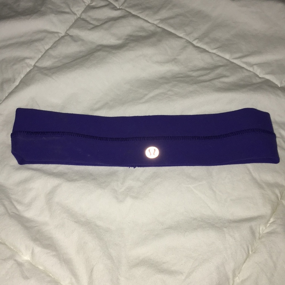 Gently used navy Lulu Lemon headband!!!